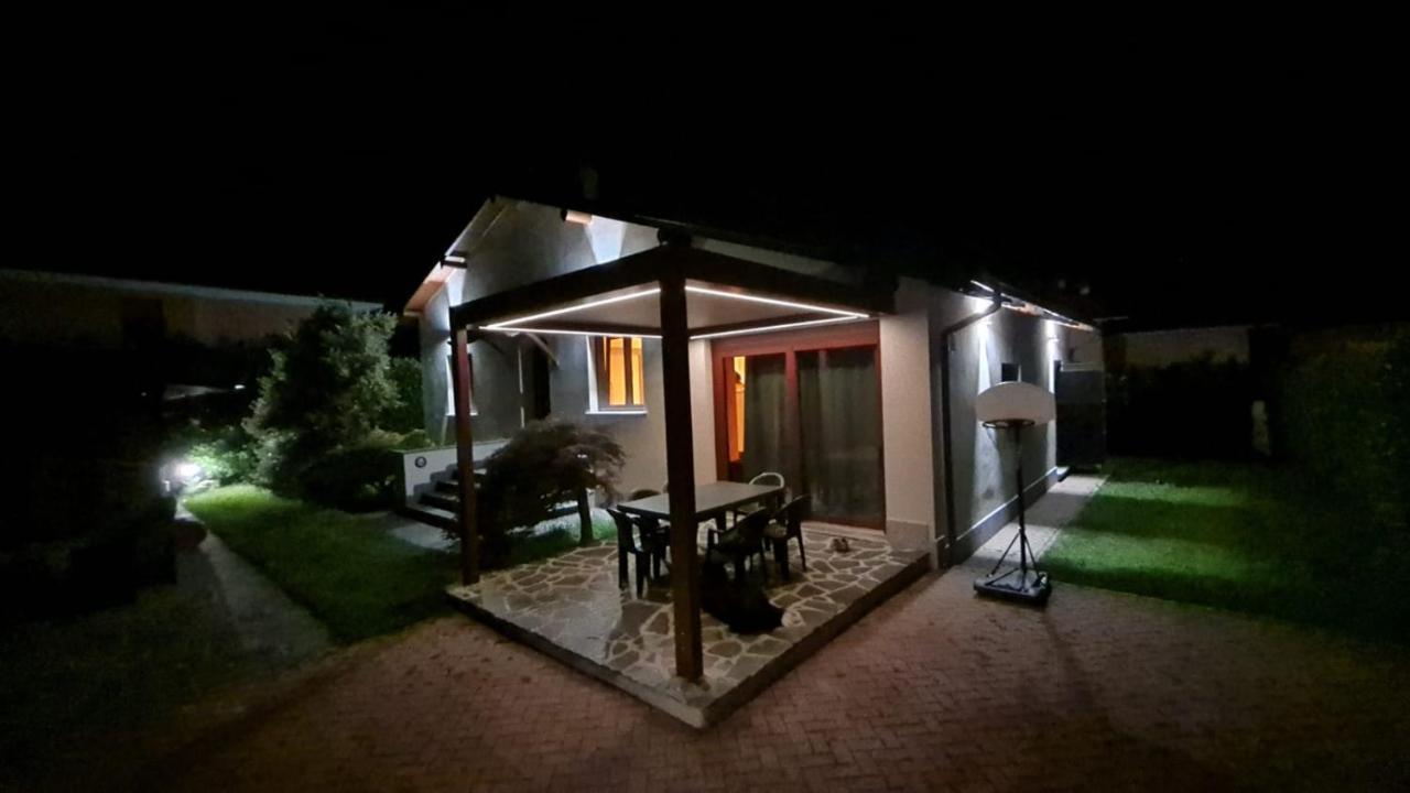 Villa Iris -Pet Friendly Stay - Garden - Private Parking- Bike Friendly Holiday House Colico Buitenkant foto