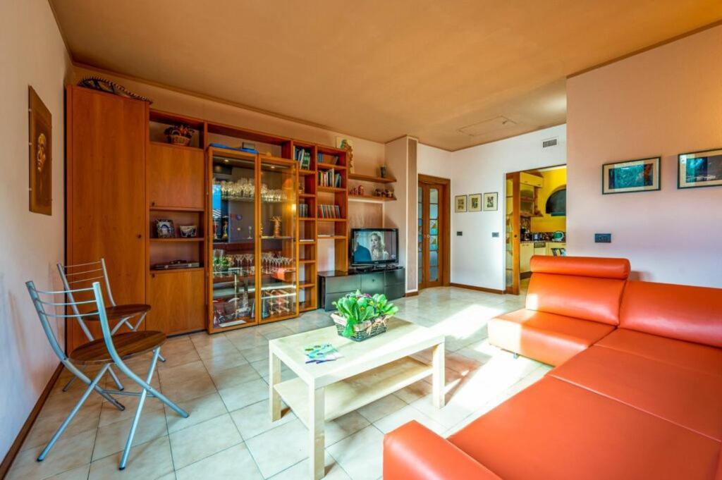 Villa Iris -Pet Friendly Stay - Garden - Private Parking- Bike Friendly Holiday House Colico Buitenkant foto