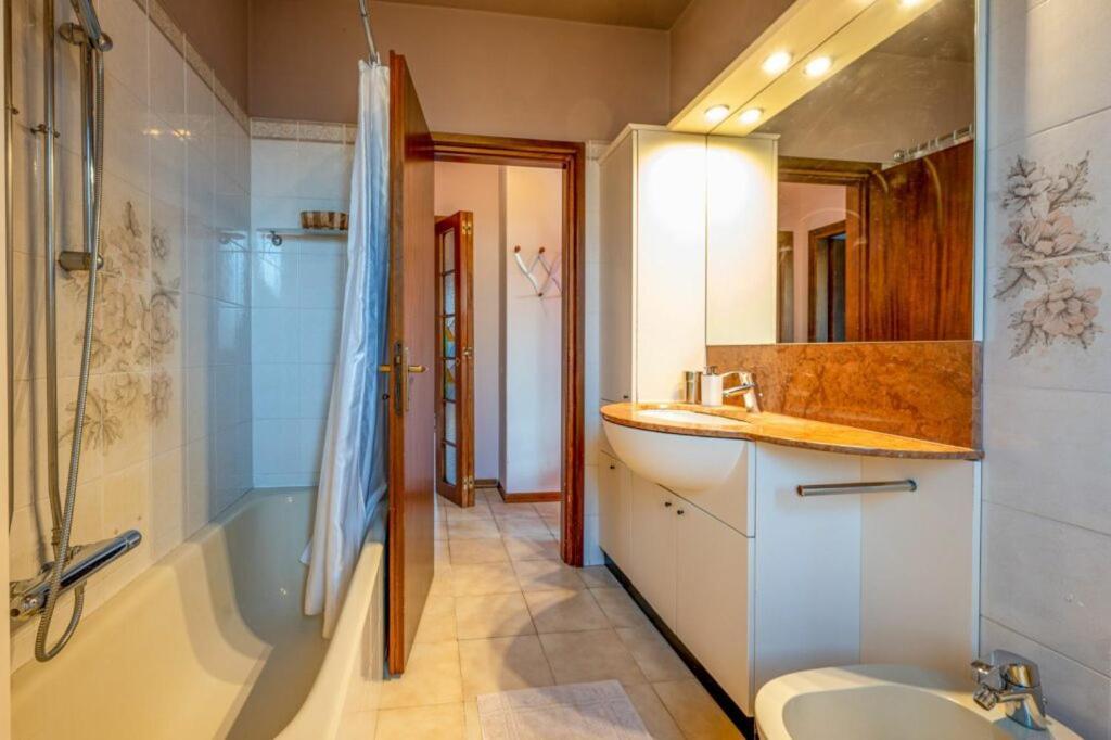 Villa Iris -Pet Friendly Stay - Garden - Private Parking- Bike Friendly Holiday House Colico Buitenkant foto