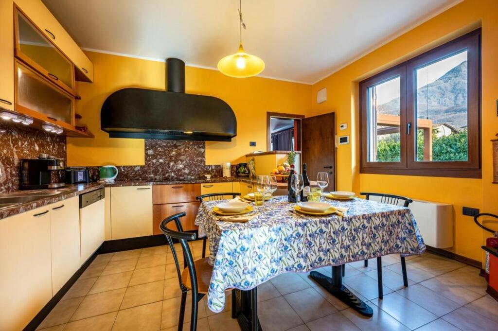 Villa Iris -Pet Friendly Stay - Garden - Private Parking- Bike Friendly Holiday House Colico Buitenkant foto